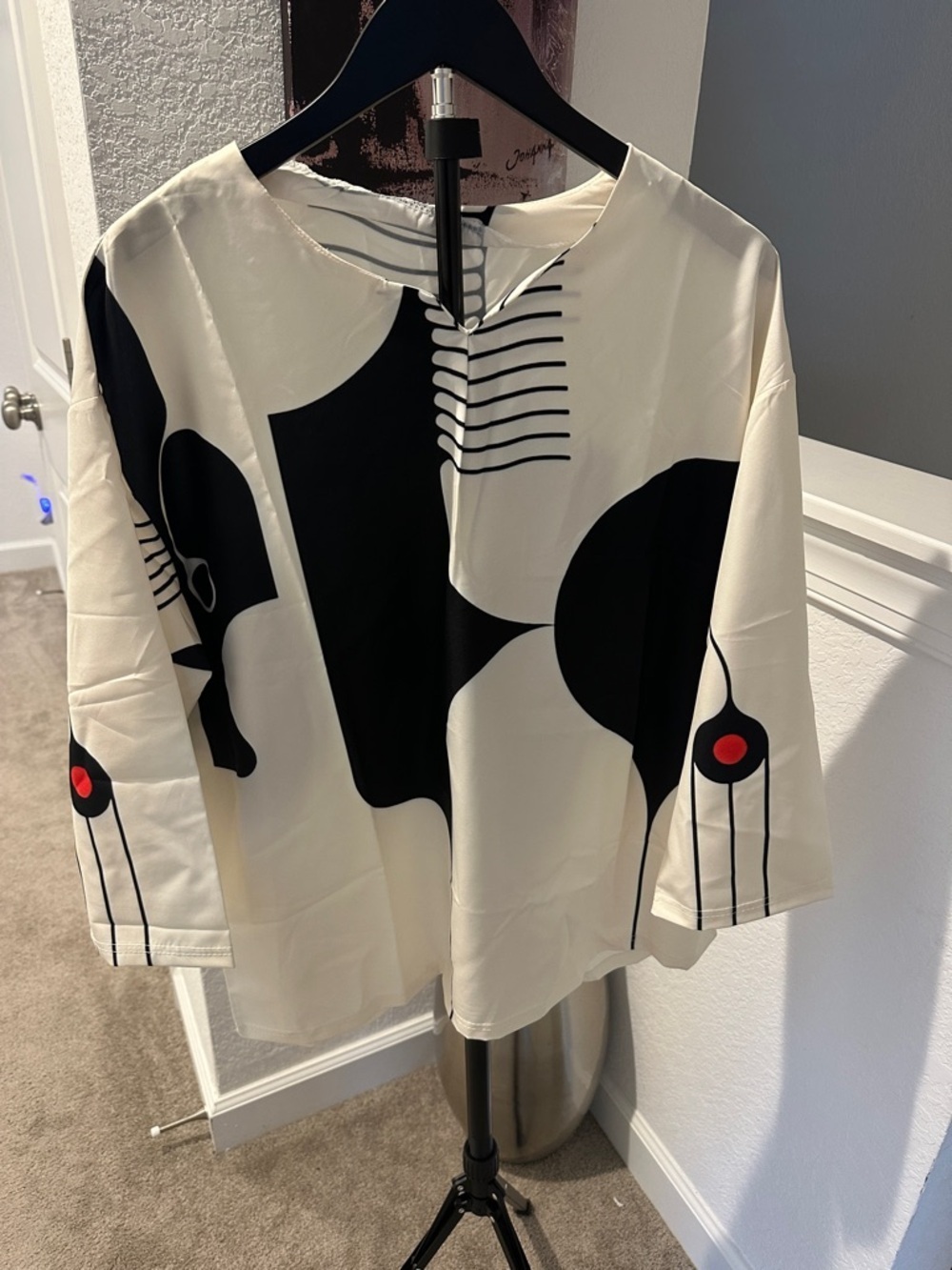 Women's Abstract Print Cream & Black Long-Sleeve Top Brand New Never Worn - Picture 1 of 3